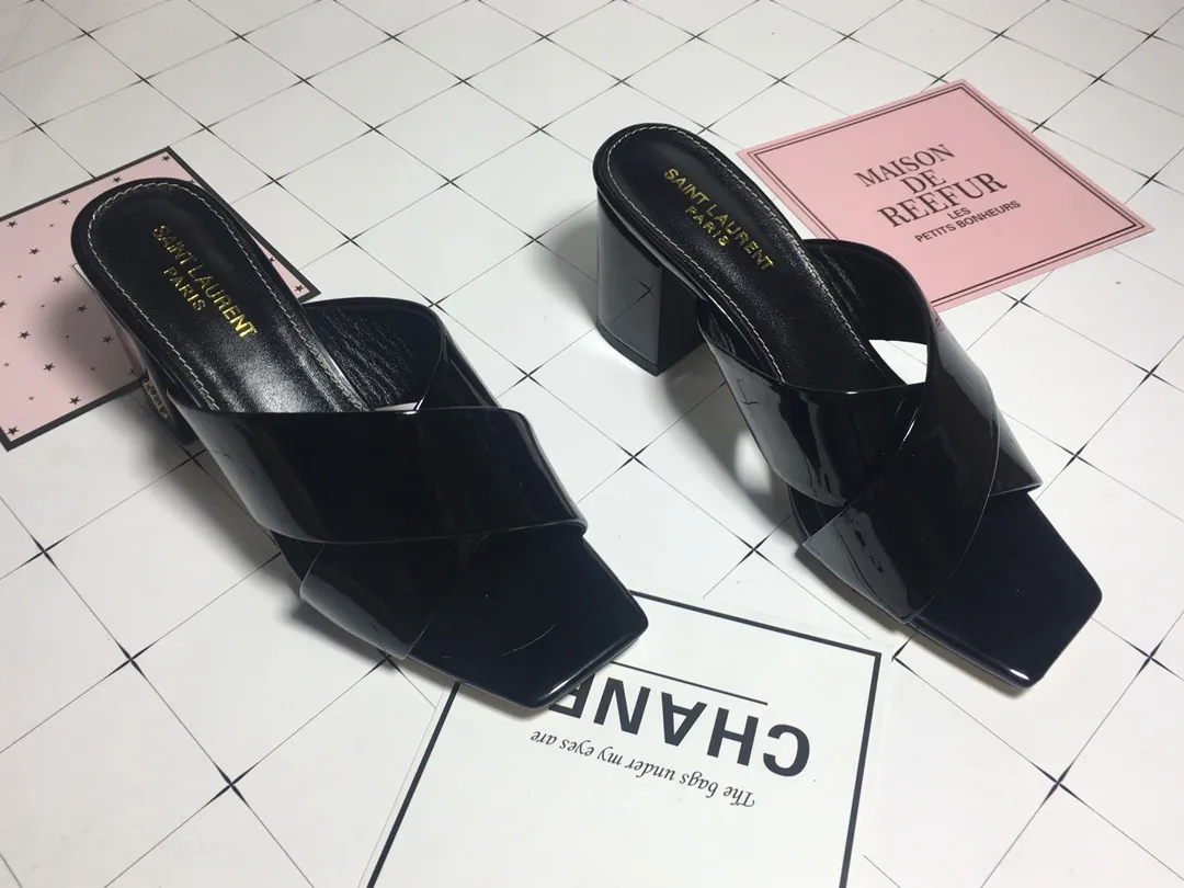👟👟Ex-factory price 340👟👟 Genuine leather base +40 7CM heel cow patent leather series. 2018 Saint Laurent YSL’s strongest new cross-strap slippers are available in two heel heights. They are 7CM and 9CM respectively. The fabric is made of cowhide. The lining is made of first-layer sheepskin. Size: 34-41 (size 42 can be customized). It is very stable when walking and does not lose its heel.